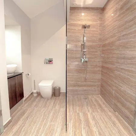 Luxurious 3 Bedroom With A Pool In Villa *