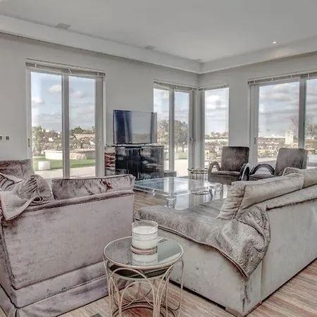 Luxurious 3 Bedroom With A Pool In *