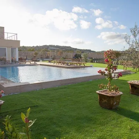 Luxurious 3 Bedroom With A Pool In