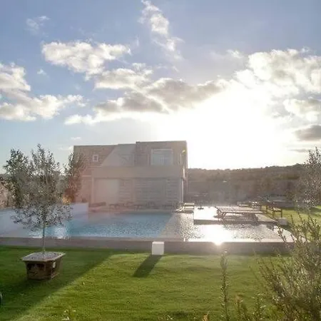 Luxurious 3 Bedroom With A Pool In Villa *